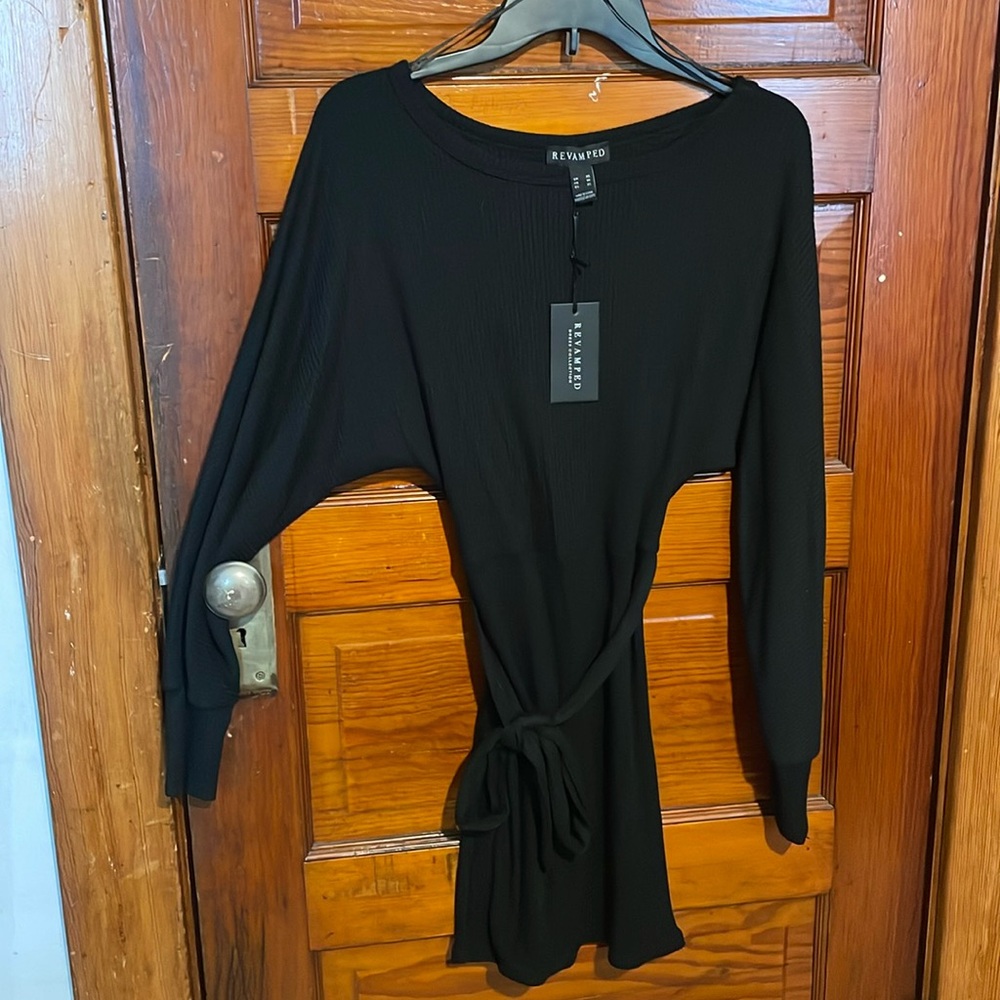 Sweater dress with tie